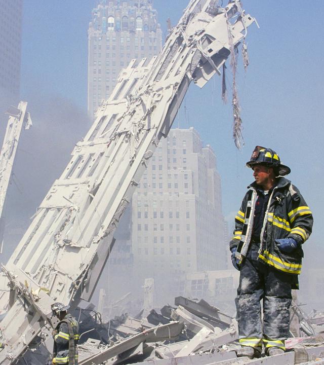 11. September 2001: Feuerwehrleute zwischen Trümmern des World Trade Centers