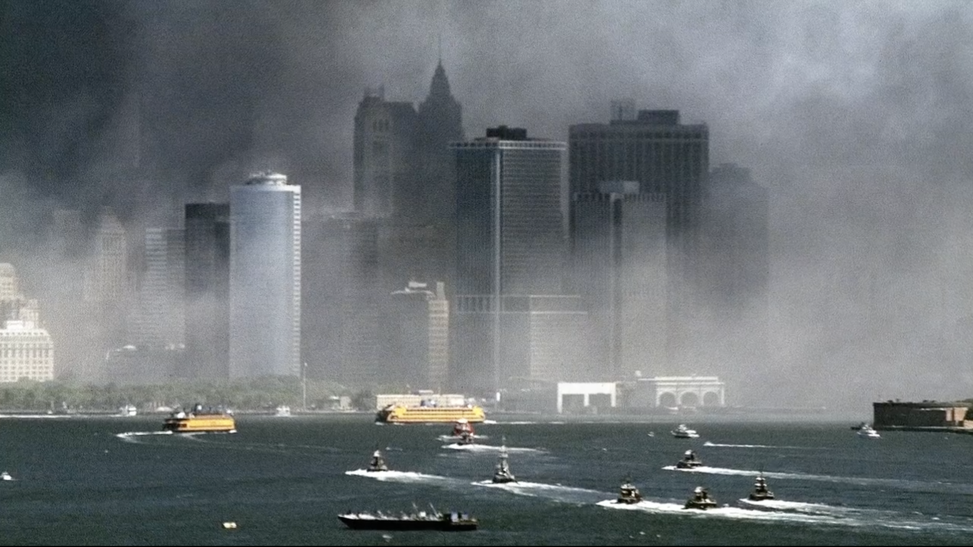 Rettungsboote auf dem Hudson River, im Hintergrund Manhattan mit Staubwolken um das World Trade Center.