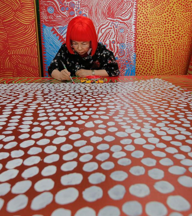 kusama, yayoi in ihrem atelier - 2012