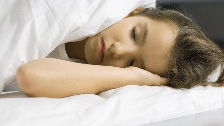 Mädchen liegt im Bett