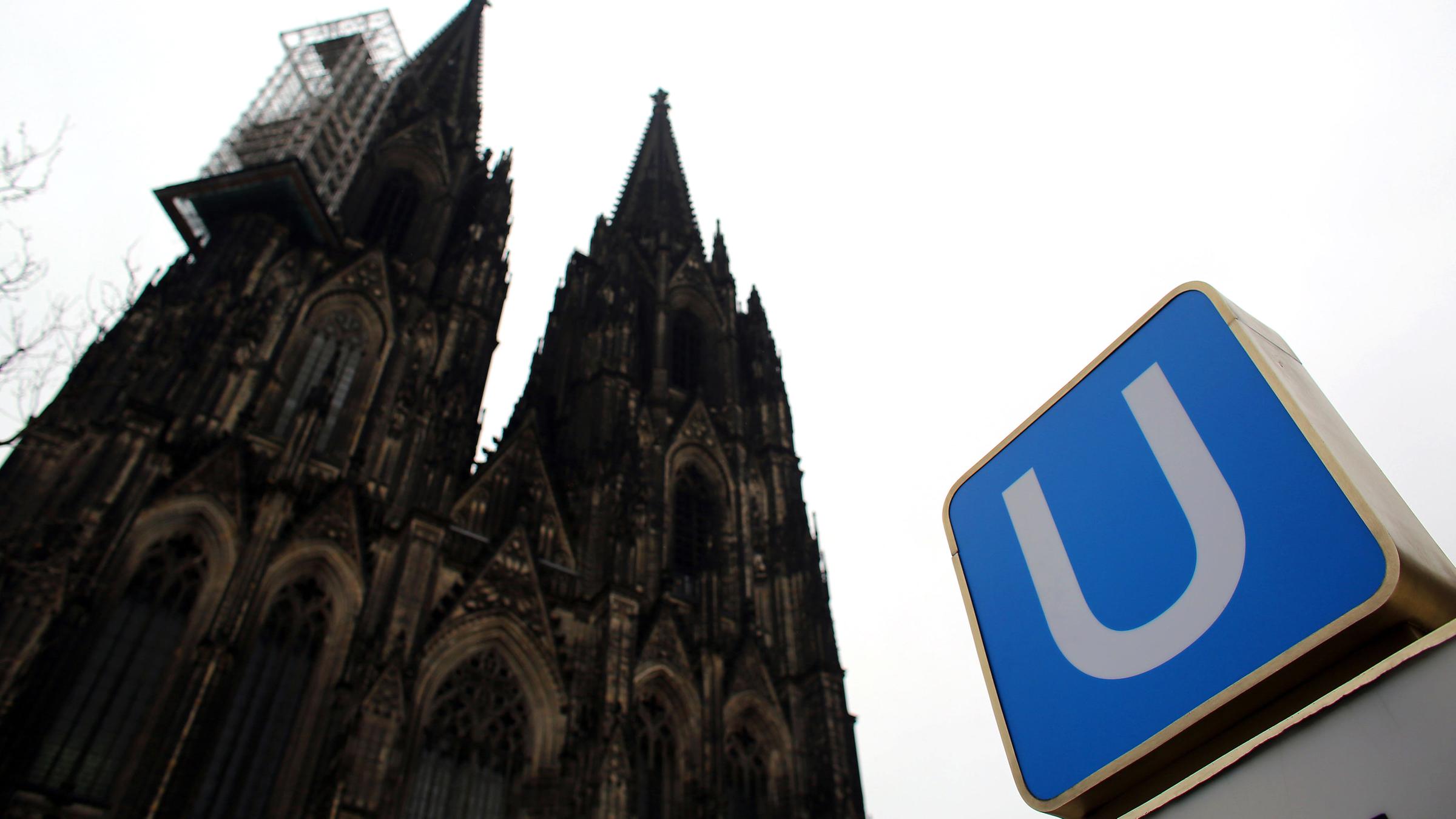 U-Bahn-Schild vor Kölner Dom