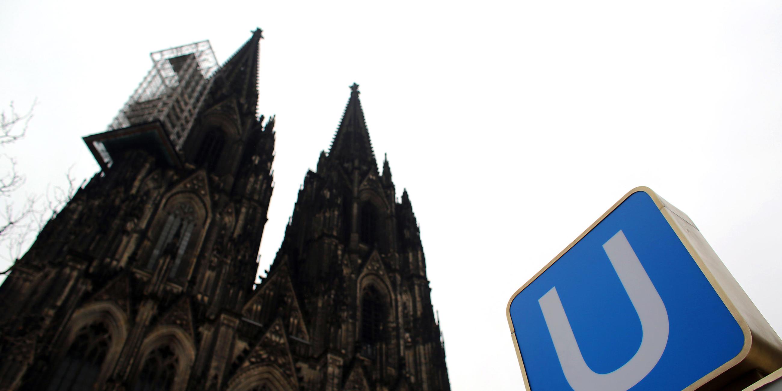 U-Bahn-Schild vor Kölner Dom