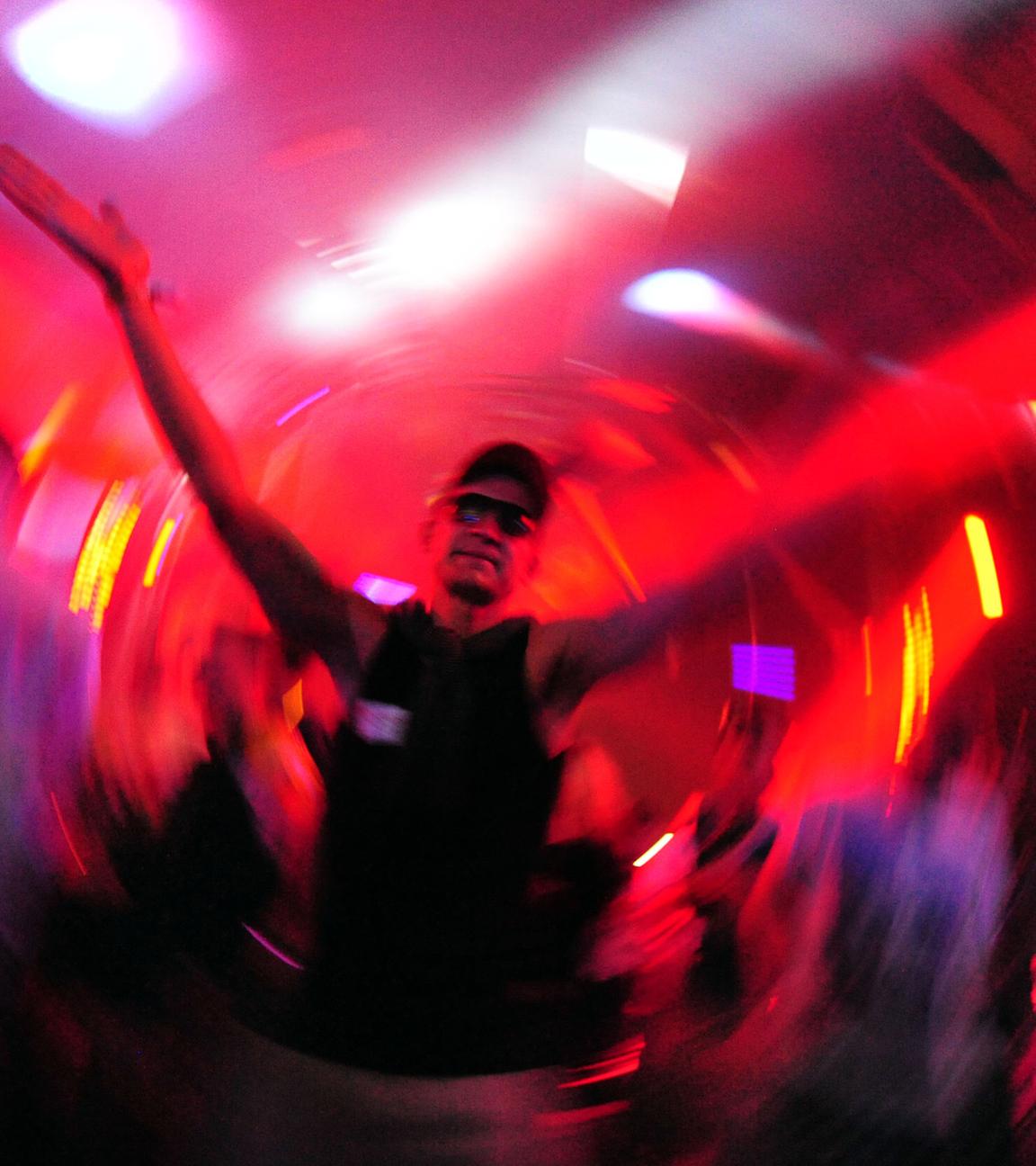 beim festival «sonnemondsterne» tanzen am 12.08.2011 in saalburg-ebersdorf (thueringen) tanzen junge leute zur musik. rund 25.000 karten fuer die 13. auflage des festivals sind verkauft. auf neun buehnen am bleichlochstausee spielen bis zum 14. august rund 150 kuenstler fuer die fans elektronischer musik.