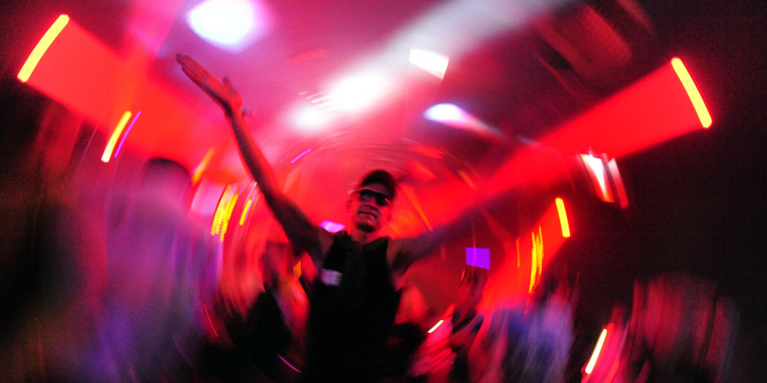 beim festival «sonnemondsterne» tanzen am 12.08.2011 in saalburg-ebersdorf (thueringen) tanzen junge leute zur musik. rund 25.000 karten fuer die 13. auflage des festivals sind verkauft. auf neun buehnen am bleichlochstausee spielen bis zum 14. august rund 150 kuenstler fuer die fans elektronischer musik.
