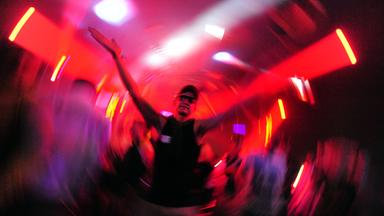 beim festival «sonnemondsterne» tanzen am 12.08.2011 in saalburg-ebersdorf (thueringen) tanzen junge leute zur musik. rund 25.000 karten fuer die 13. auflage des festivals sind verkauft. auf neun buehnen am bleichlochstausee spielen bis zum 14. august rund 150 kuenstler fuer die fans elektronischer musik.