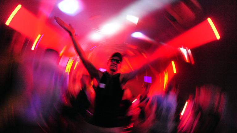 beim festival «sonnemondsterne» tanzen am 12.08.2011 in saalburg-ebersdorf (thueringen) tanzen junge leute zur musik. rund 25.000 karten fuer die 13. auflage des festivals sind verkauft. auf neun buehnen am bleichlochstausee spielen bis zum 14. august rund 150 kuenstler fuer die fans elektronischer musik.