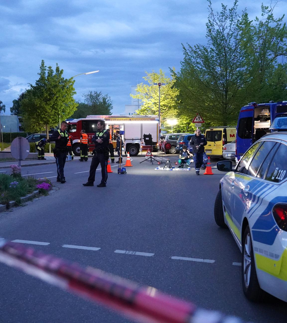 Bayern, Memmingen: Polizisten sind nach Schüssen auf einen Verdächtigen in Memmingen im Einsatz.