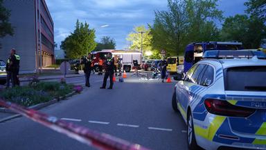 Bayern, Memmingen: Polizisten sind nach Schüssen auf einen Verdächtigen in Memmingen im Einsatz.