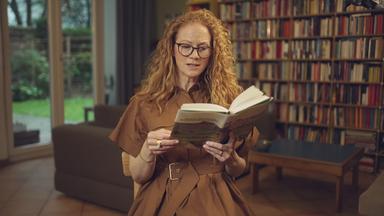  In „Alte Pfade“ erzählt Alexa Hennig von Lange von einer letzten Reise durch die schottischen Highlands und von einem Vater-Tochter-Verhältnis voller alter Verletzungen. 
