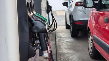Nordrhein-Westfalen, Köln: Autos parken zum Tanken an einer Tankstelle. 