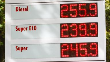 Hamburg: Auf einem Preisschild an einer Tankstelle werden die aktuellen Preise für Kraftstoffe angezeigt.