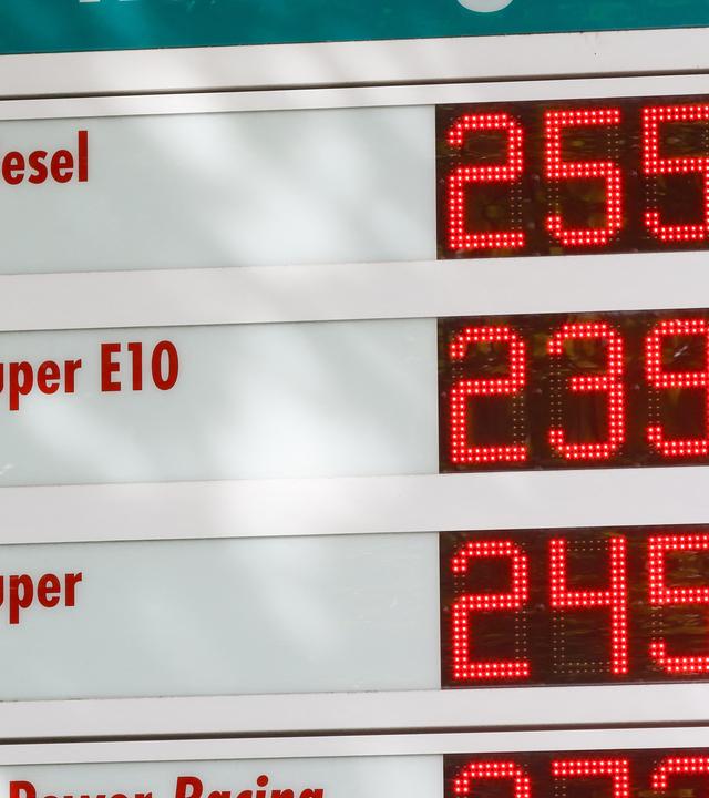 Hamburg: Auf einem Preisschild an einer Tankstelle werden die aktuellen Preise für Kraftstoffe angezeigt.