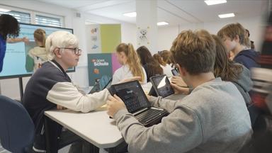 Demokratie braucht viele Stimmen – und Menschen, die Informationen einordnen können. Bei „ZDF goes Schule“ stärken Achtklässler in Mainz ihre Medienkompetenz. 