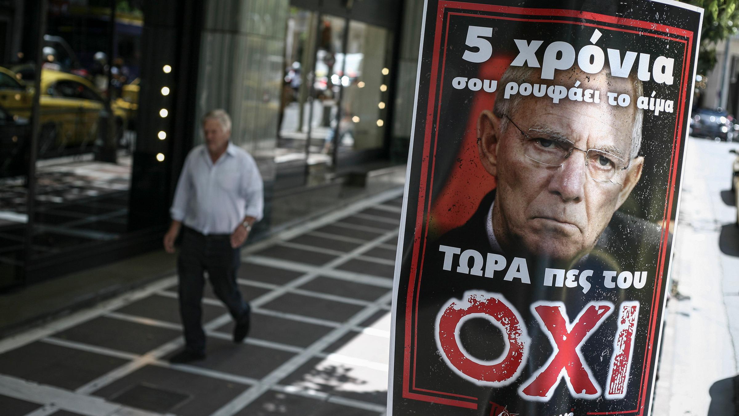 euro-gegner werben mit plakat fuer ein 'nein' beim referendum 2015