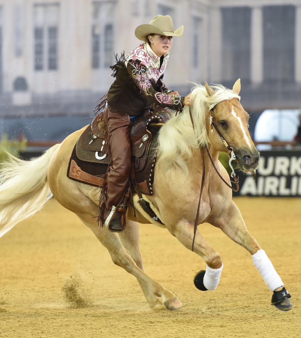 Gina Schumacher aus Deutschland reitet ihr Pferd „Sharp Dressed Shiner“ vor dem Finale im Reining-Mannschaftswettbewerb bei den FEI-Europameisterschaften in Aachen, Deutschland