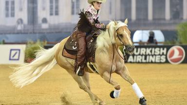 Gina Schumacher aus Deutschland reitet ihr Pferd „Sharp Dressed Shiner“ vor dem Finale im Reining-Mannschaftswettbewerb bei den FEI-Europameisterschaften in Aachen, Deutschland