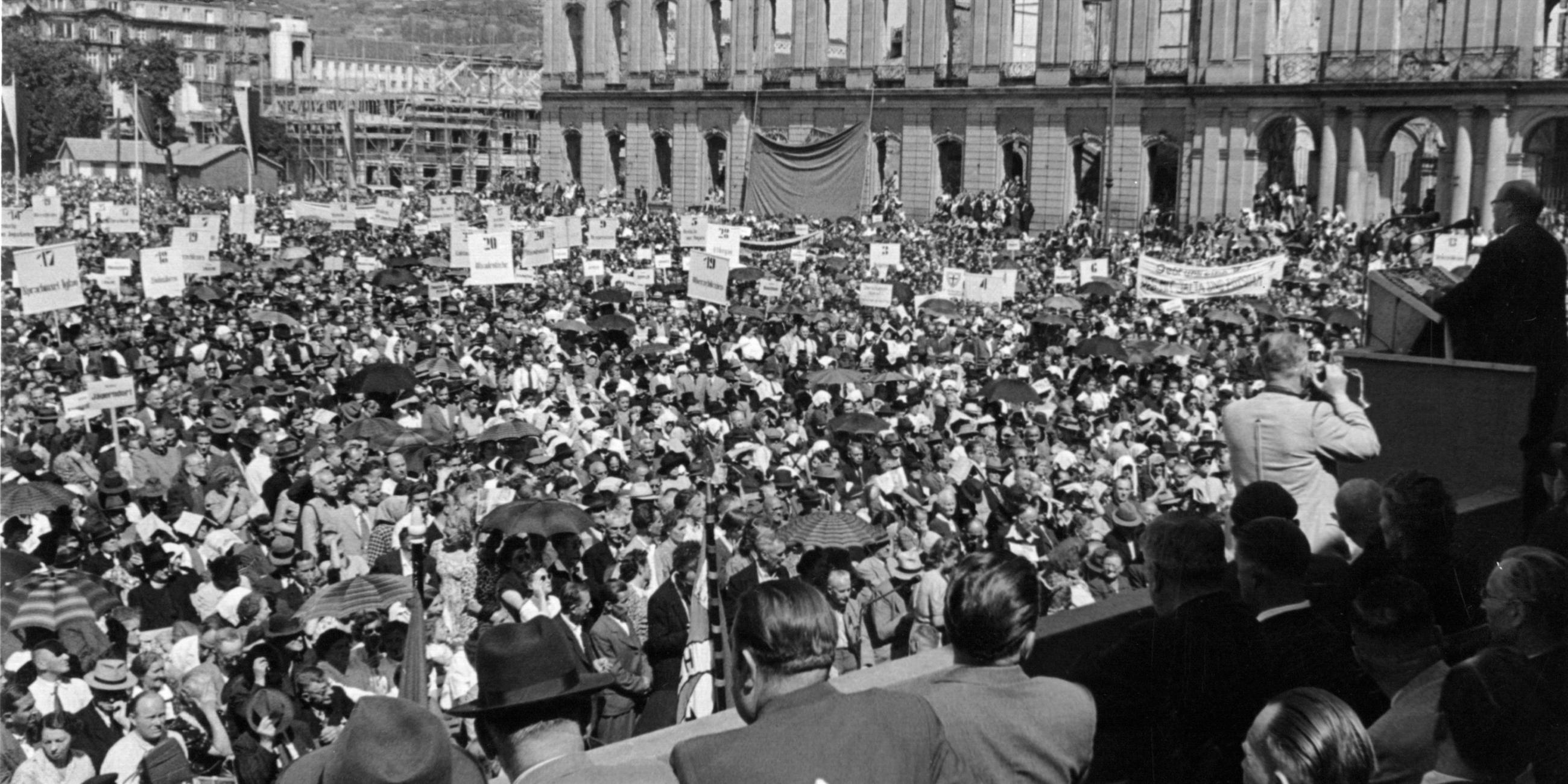 Das schwarz weiße archivbild vom 05.08.1950 zeigt rund 70 000 heimatvertriebene, die vor dem stuttgarter neuen schloss gegen die abkommen von jalta und potsdam demonstrieren. gleichzeitig wurde die «charta der heimatvertriebenen» vor der oeffentlichkeit verkuendet