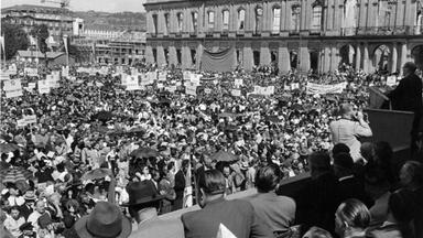Das schwarz weiße archivbild vom 05.08.1950 zeigt rund 70 000 heimatvertriebene, die vor dem stuttgarter neuen schloss gegen die abkommen von jalta und potsdam demonstrieren. gleichzeitig wurde die «charta der heimatvertriebenen» vor der oeffentlichkeit verkuendet