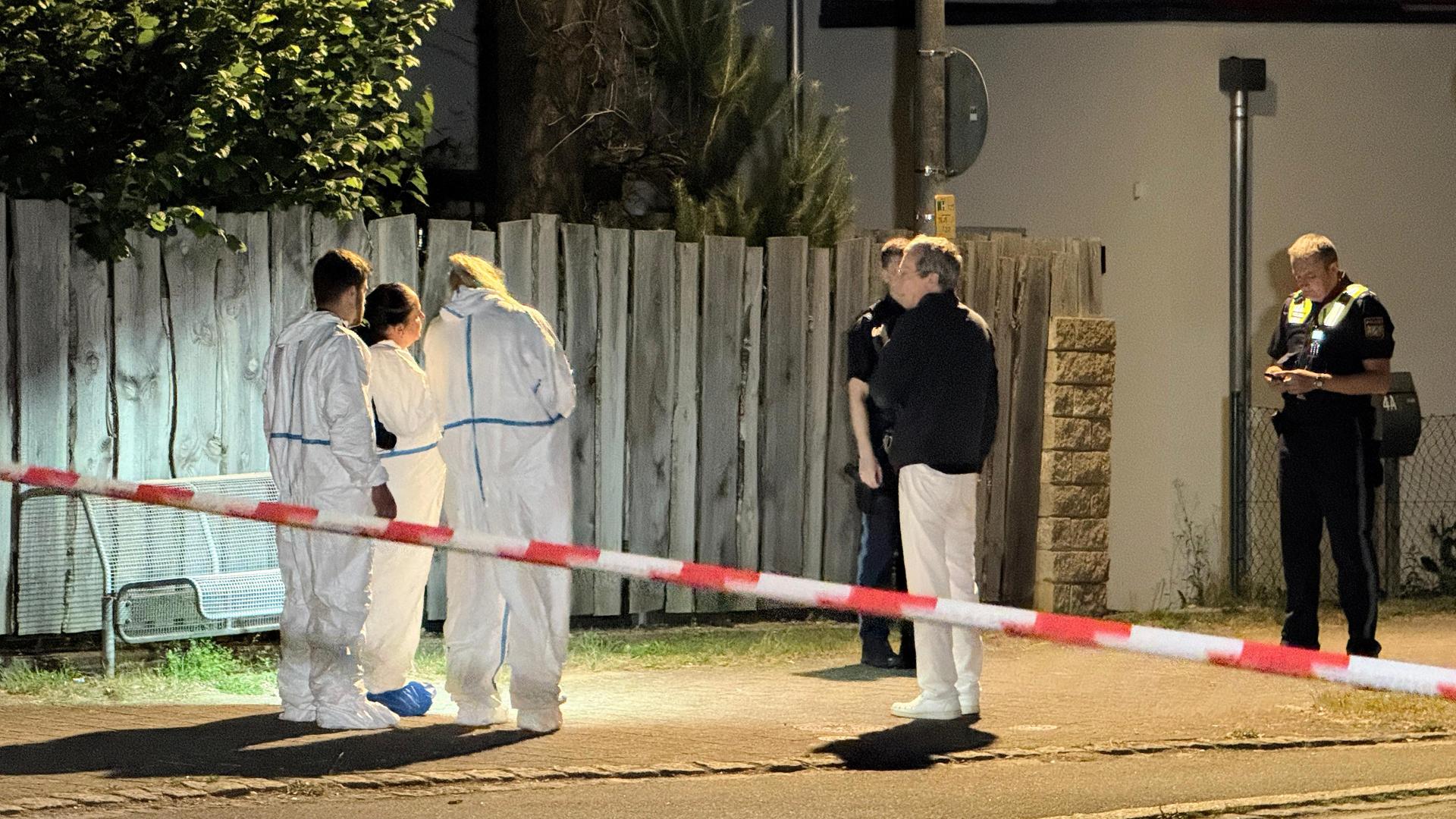 In Pleinfelder Gemeindeteil Ramsberg (Bayern) werden nach der Tötung eines 15-Jährigen Spuren gesichert.