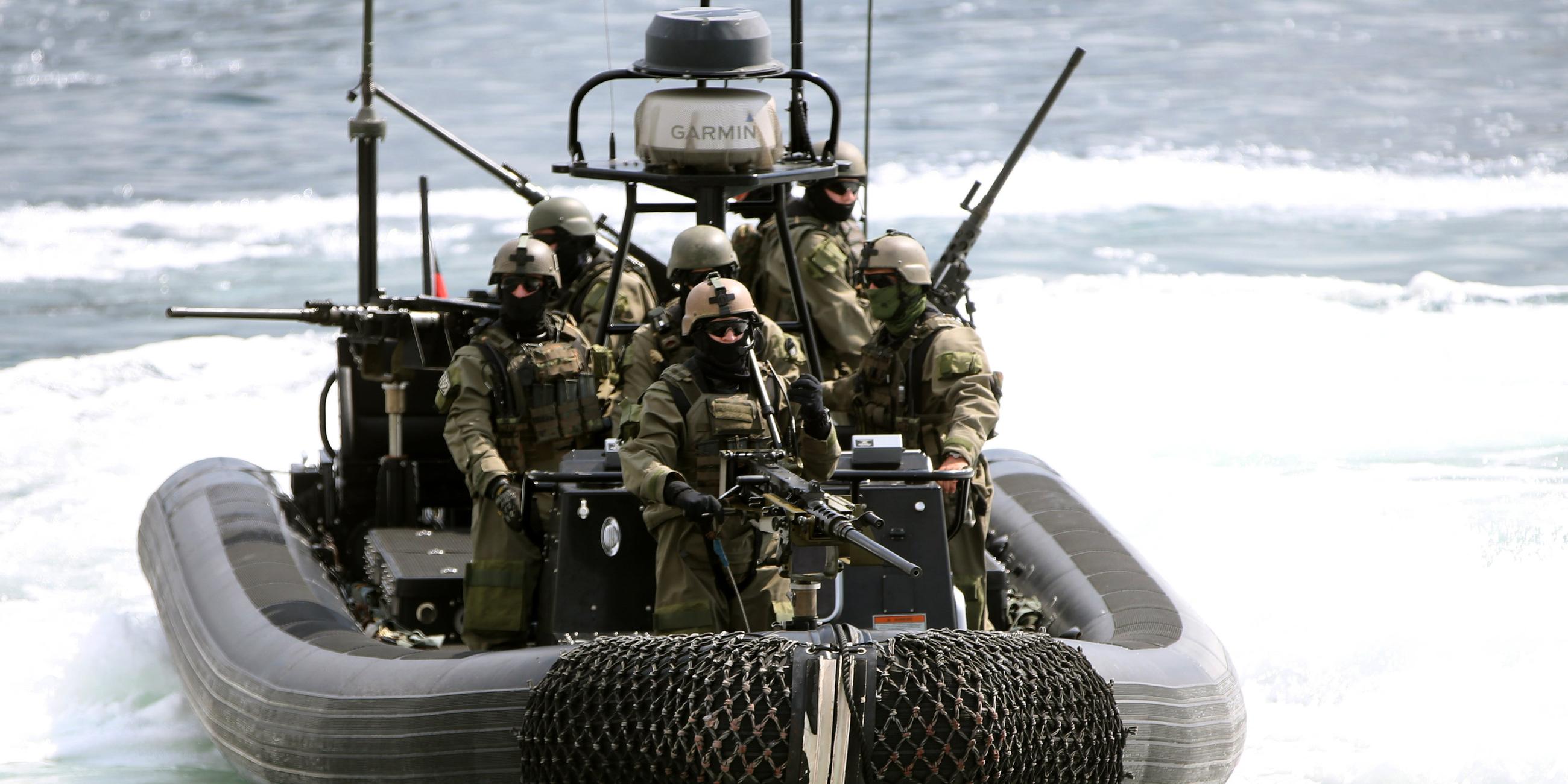 soldaten des kommandos spezialkraefte marine fahren am 16.07.2014 in eckernfoerde (schleswig-holstein) bei einer vorfuehrung mit einem schlauchboot