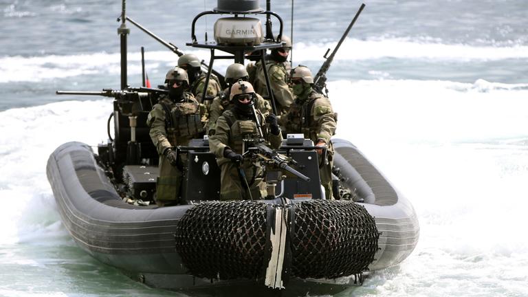 soldaten des kommandos spezialkraefte marine fahren am 16.07.2014 in eckernfoerde (schleswig-holstein) bei einer vorfuehrung mit einem schlauchboot
