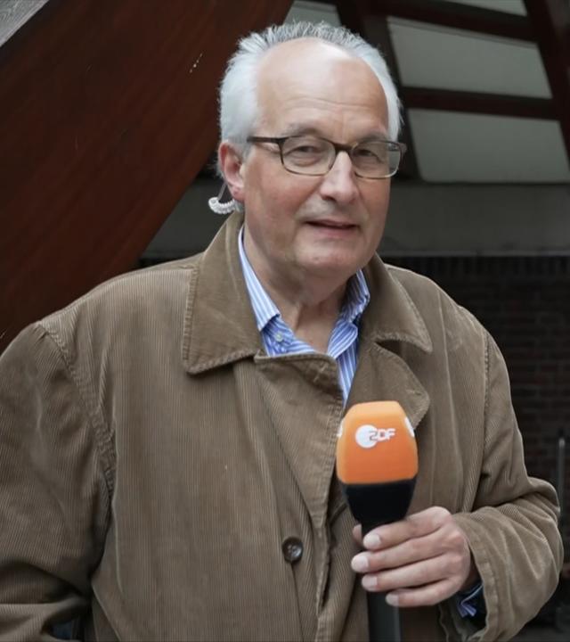 ZDF-Reporter Ralf Zimmermann von Siefart spricht mit der "CaFée mit Herz"-Geschäftsführerin Maike Oberschelp