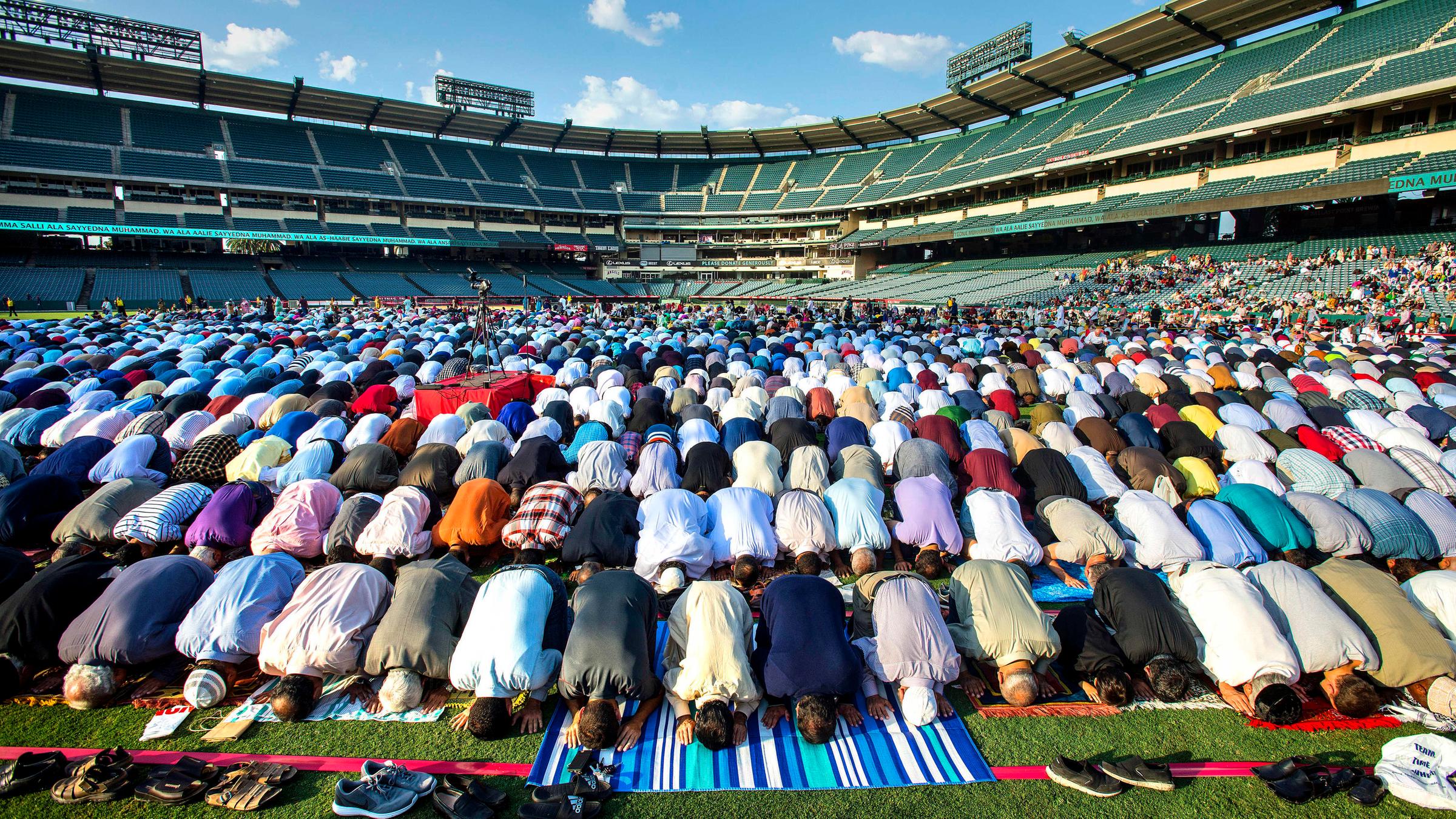 muslime feiern das opferfest im angel stadion von anaheim