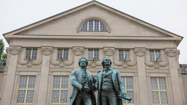 goethe-schiller-denkmal vor deutschem nationaltheater weimar