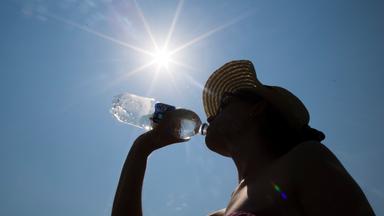 Frau trinkt Wasser