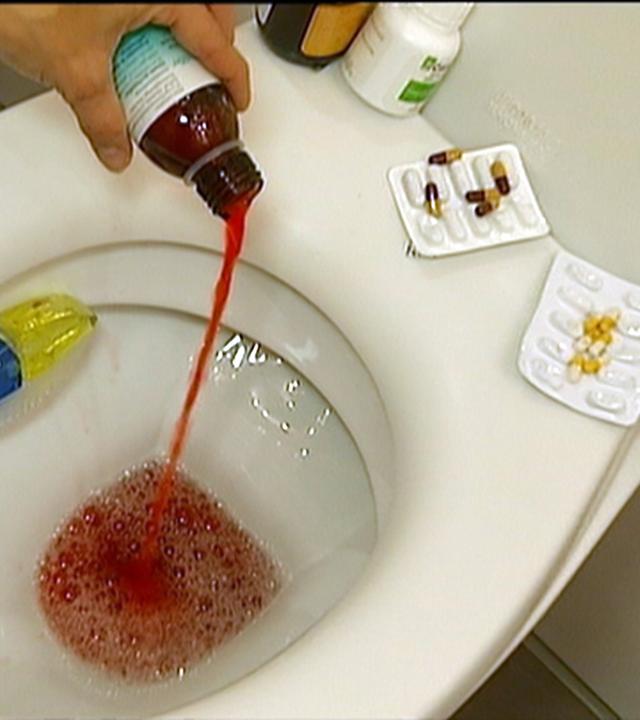 Medikamente werden in Toilette geschüttet