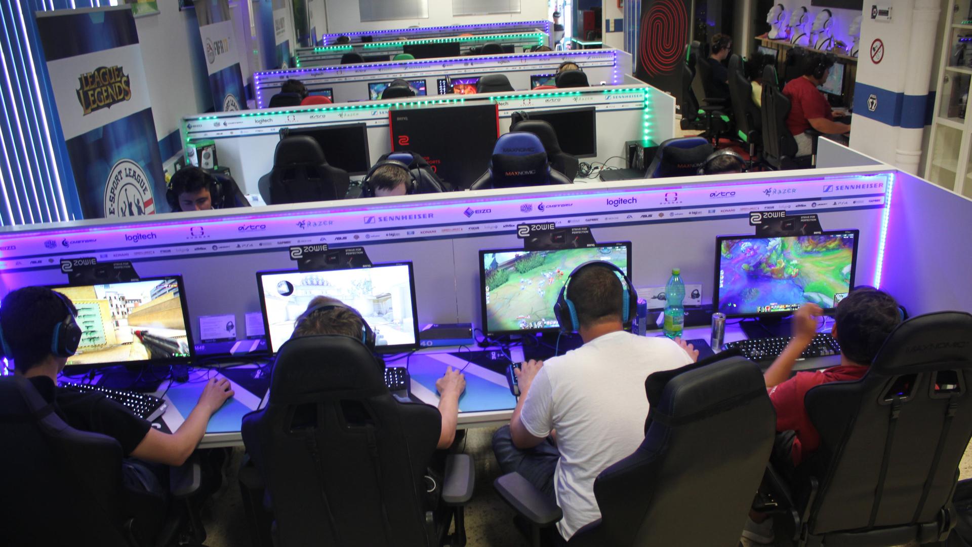 Computerspieler beim Zocken.