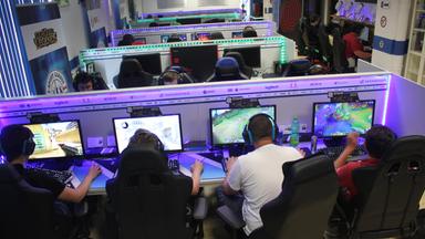 Computerspieler beim Zocken.
