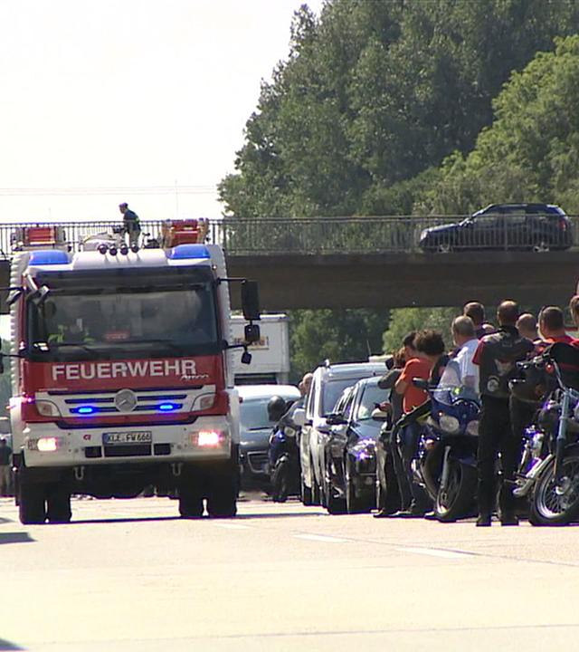 Feuerwehr fährt durch Rettungsgasse