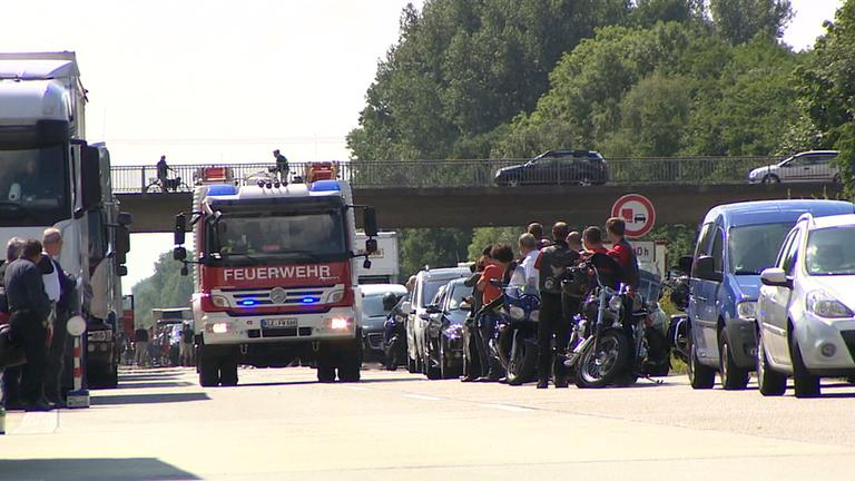 Feuerwehr fährt durch Rettungsgasse