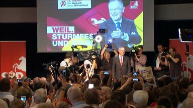 Stephan Weil auf Bühne nach Sieg in Niedersachsen