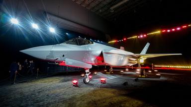 18.09.2026, USA, Fort Worth: Das Kampfflugzeug vom Typ F-35A wird bei einer Zeremonie auf dem Werksgelände des US-Unternehmens Lockheed Martin an die Deutsche Luftwaffe übergeben. Deutschland hat 35 Stück der Tarnkappenjets bestellt, die als eines der modernsten Kampfflugzeuge der Welt gelten.