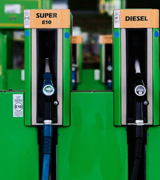 16.09.2026, Sachsen, Dresden: Blick auf Zapfsäulen für Benzin und Diesel an einer Tankstelle in der Stadt.