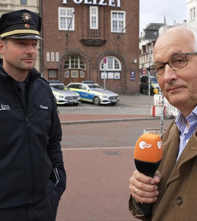 ZDF-Reporter Ralf Zimmermann von Siefart spricht mit dem Leiter der Polizeistation Davidwache, Sebastian Krause