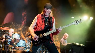 Bassist Roger Glover von der britischen Band deep purple steht am 19.05.2017 in der Olympiahalle in München.