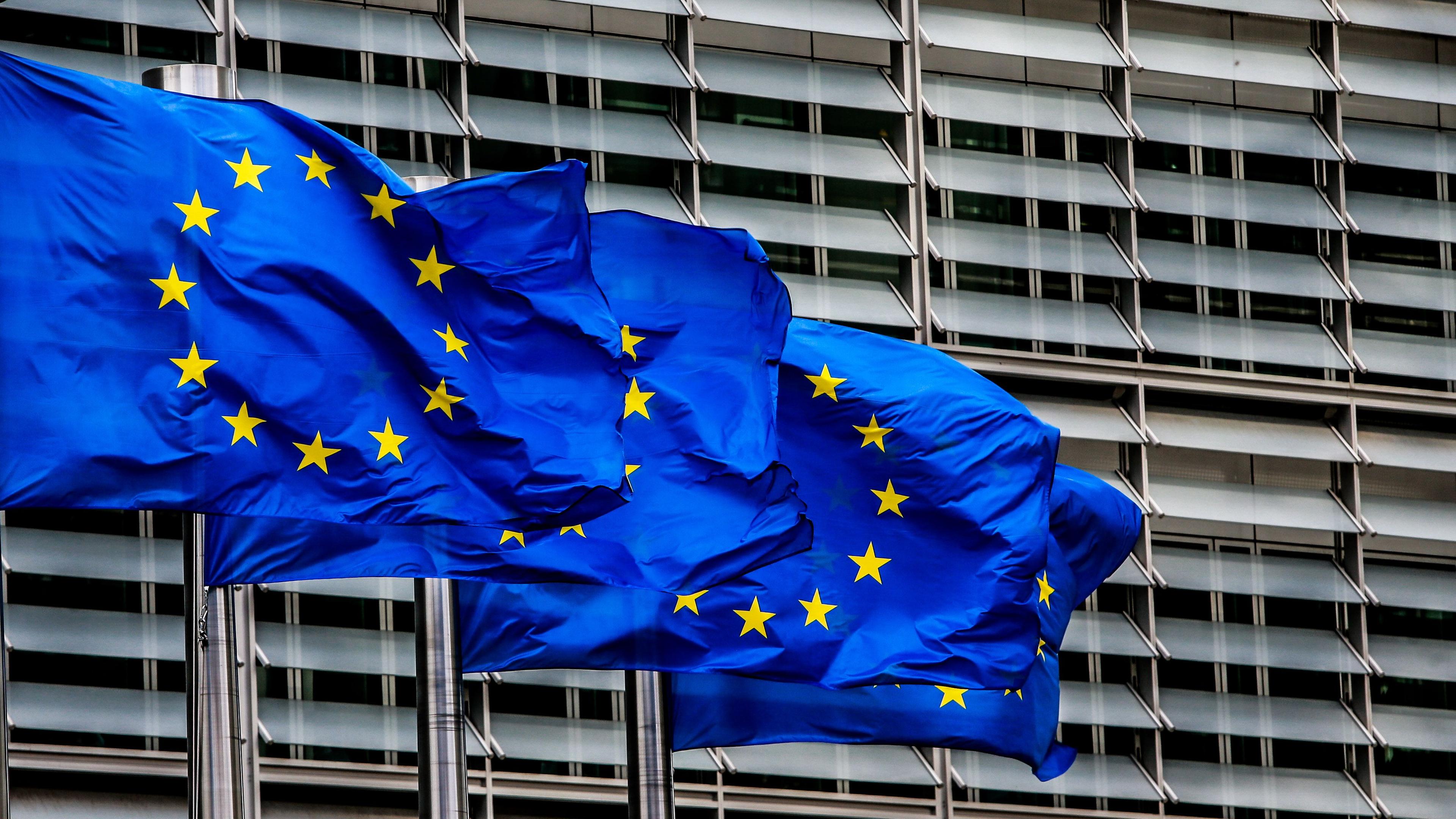 Europäische Flaggen vor der Europäischen Kommission in Brüssel