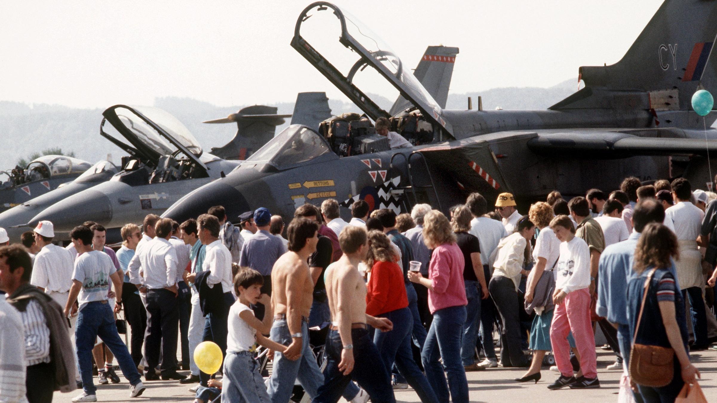 besucher bei der flugschau in ramstein - 1988