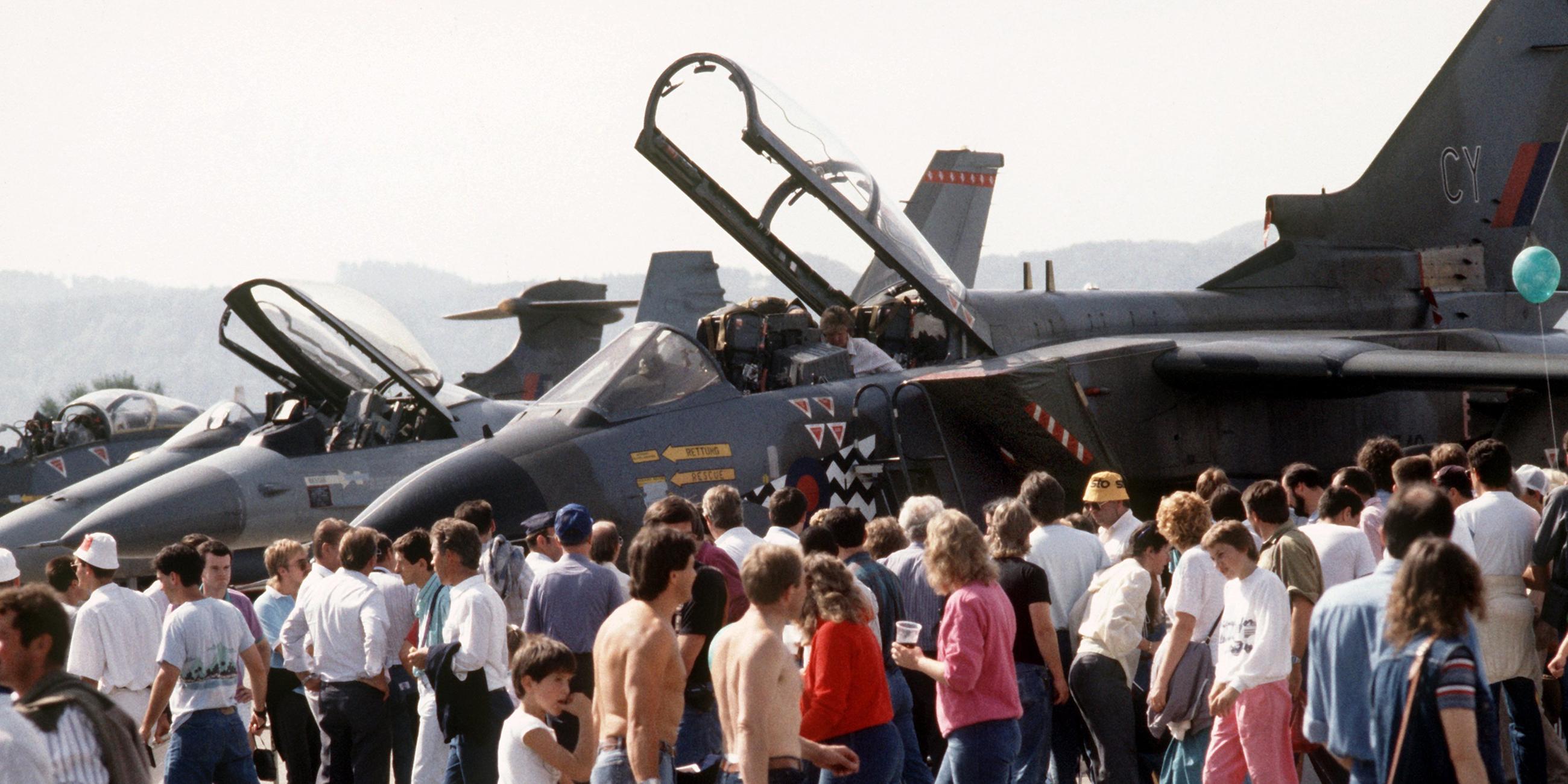 besucher bei der flugschau in ramstein - 1988