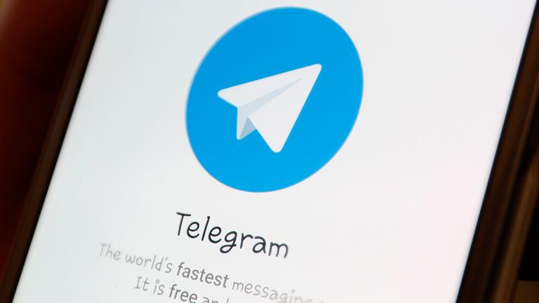 Das Logo des Messengerdienstes Telegram ist auf einem Handy zu sehen