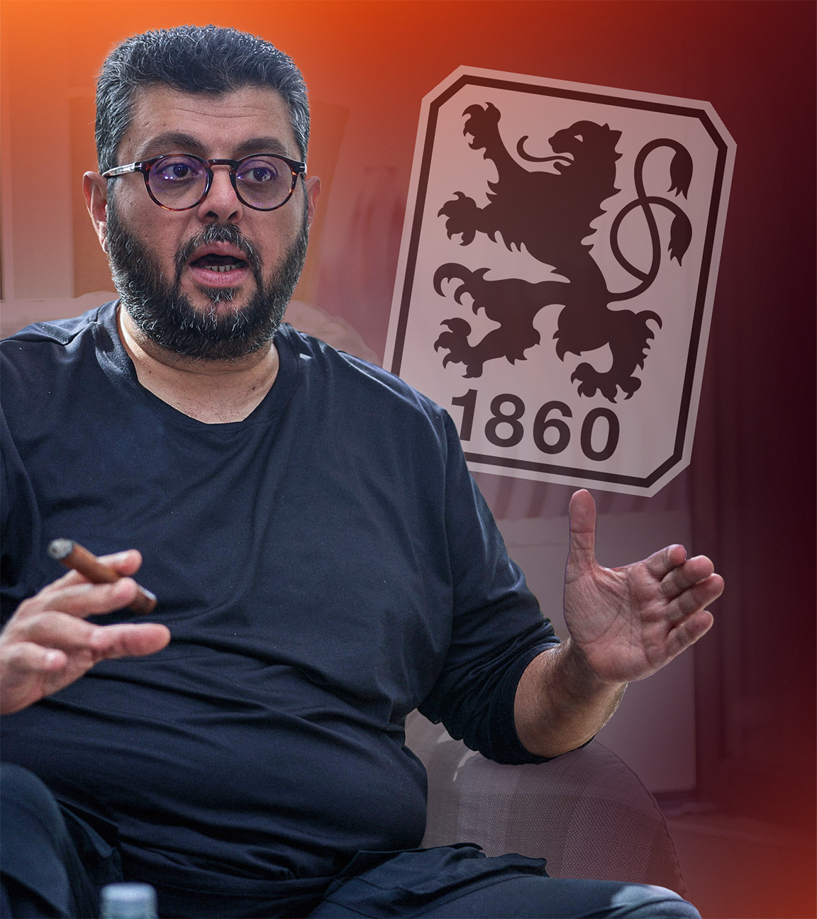 Der Investor Hasan Ismaik mit einer Zigarre in der Hand, hinter ihm das Logo des 1860 München.