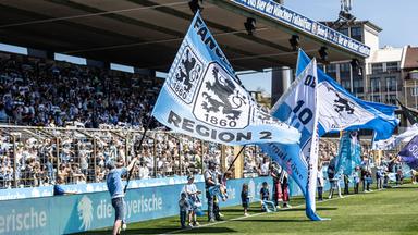 Vollbesetzte Tribüne im Stadion von 1860 München