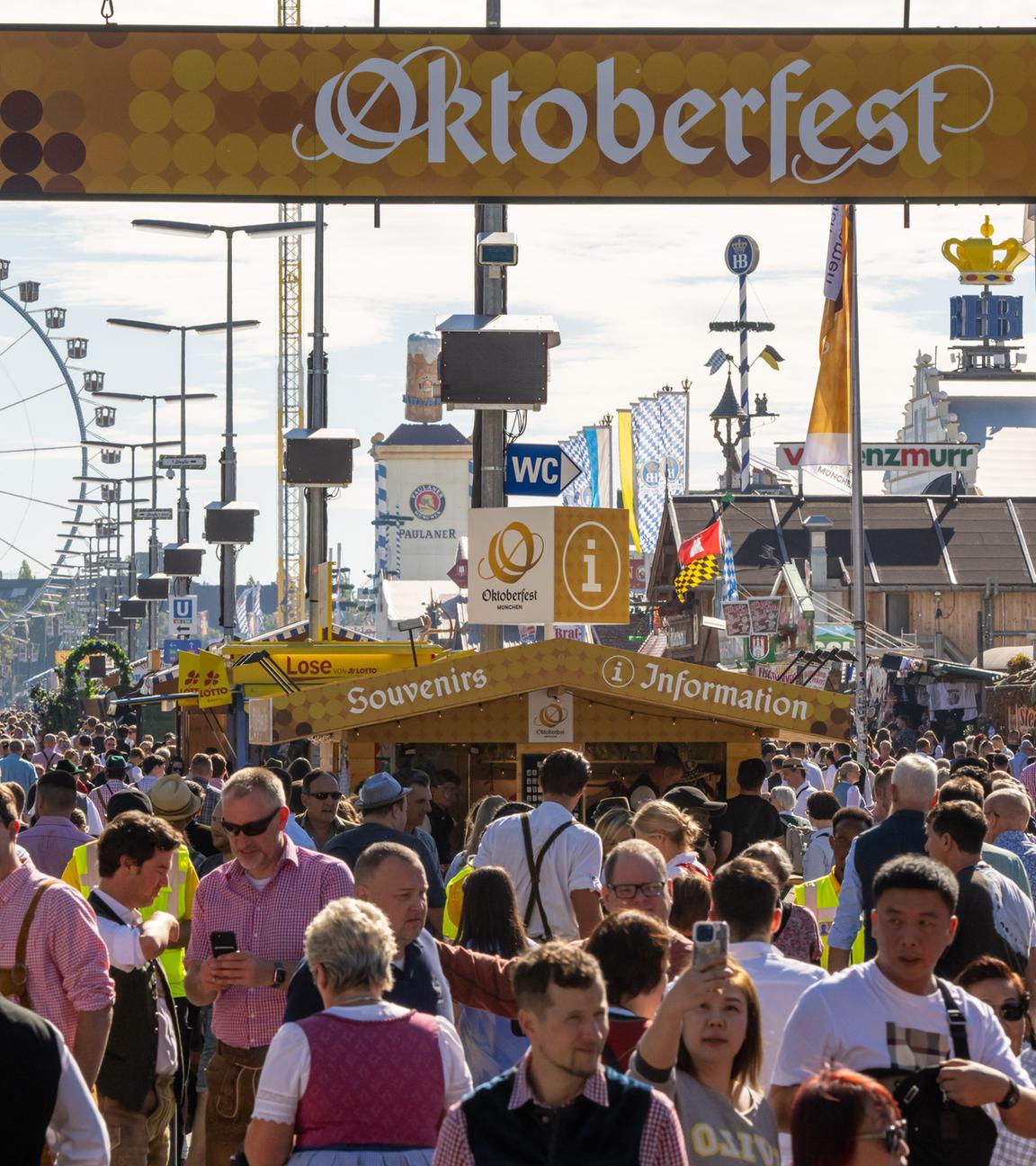 Bayern, München: Wiesn-Besucher gehen beim 188. Münchner Oktoberfest über das Gelände. Archivbild