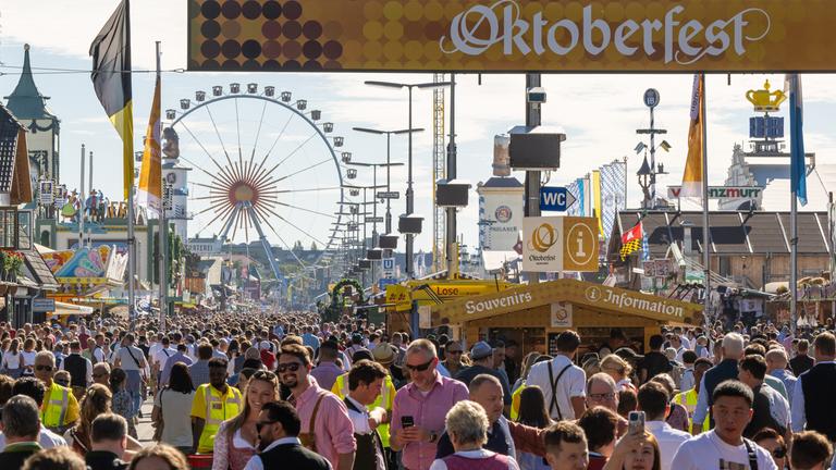 Bayern, München: Wiesn-Besucher gehen beim 188. Münchner Oktoberfest über das Gelände. Archivbild