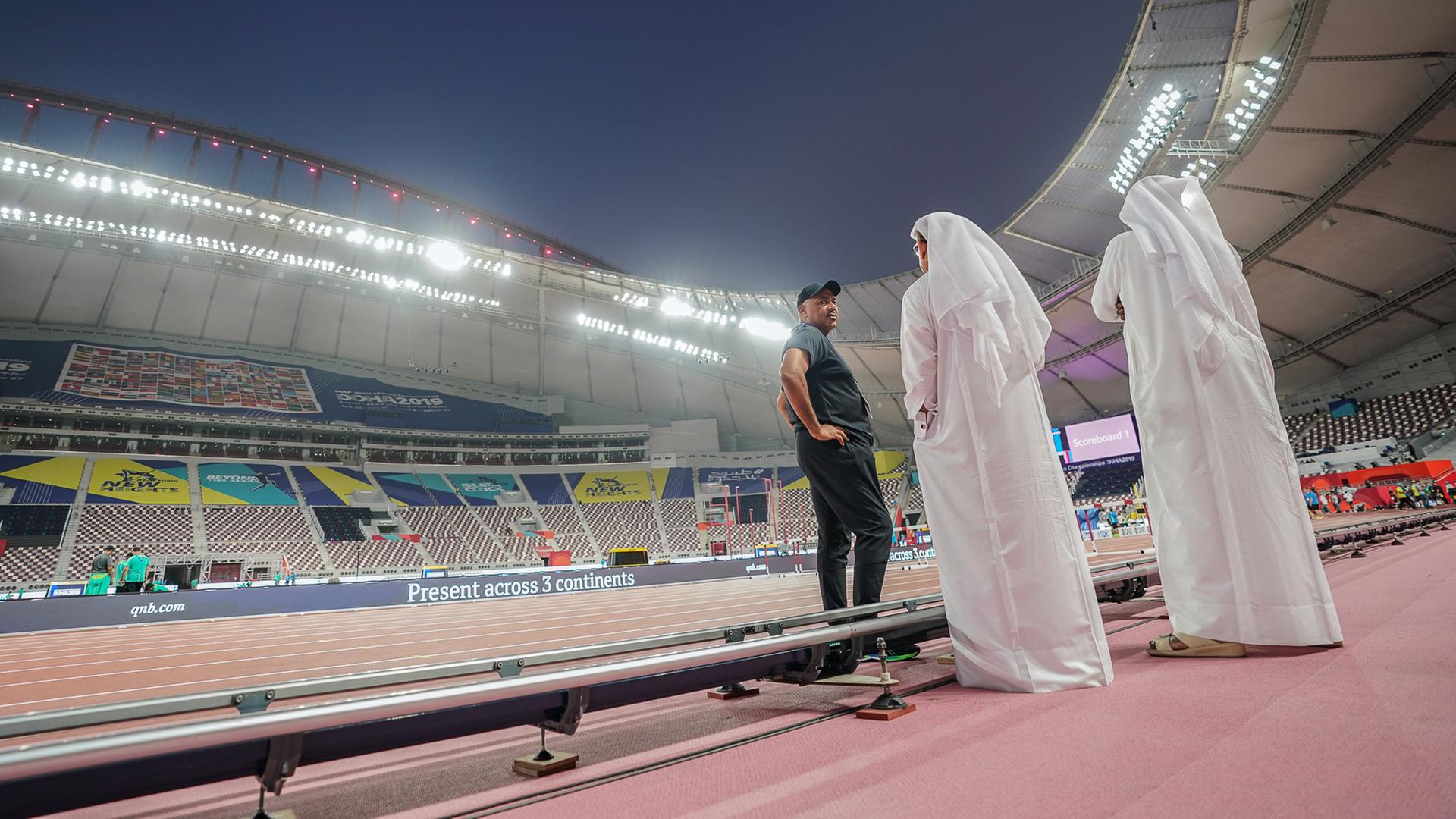 Am Freitag beginnt die Leichtathletik-WM im Wüsten-Scheichtum Doha. Einige befürchten, dass es bei der Wahl des Standorts mehr um Geld und Einfluss als um den Sport geht.