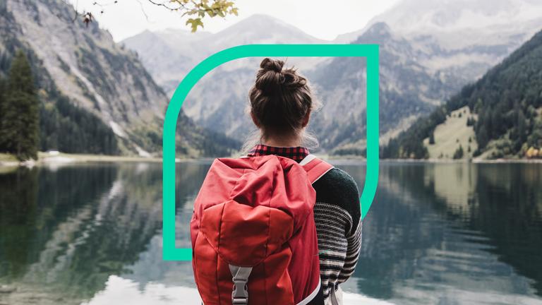 Frau vor einem See in den Alpen