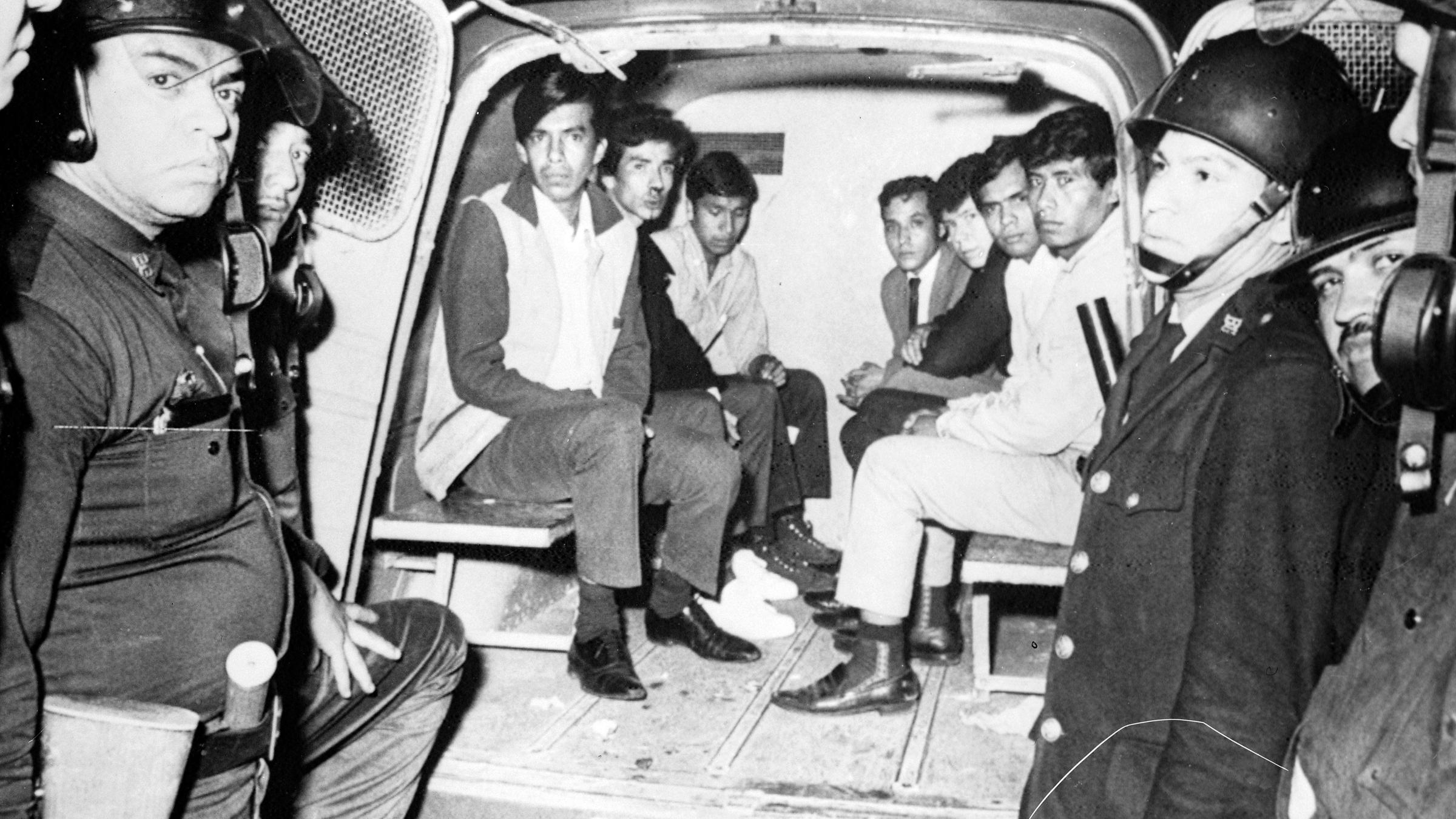 Studenten werden in Tlatelolco festgenommen (03.10.1968)